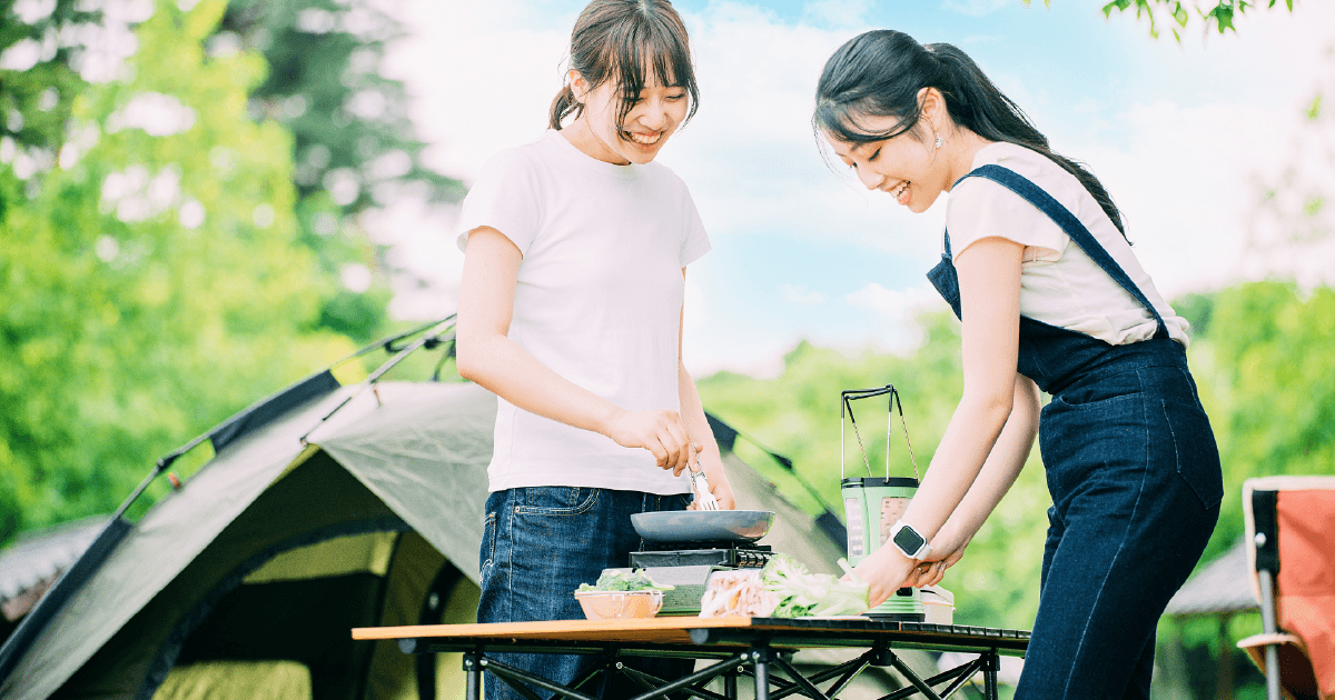 休日にキャンプをする女性