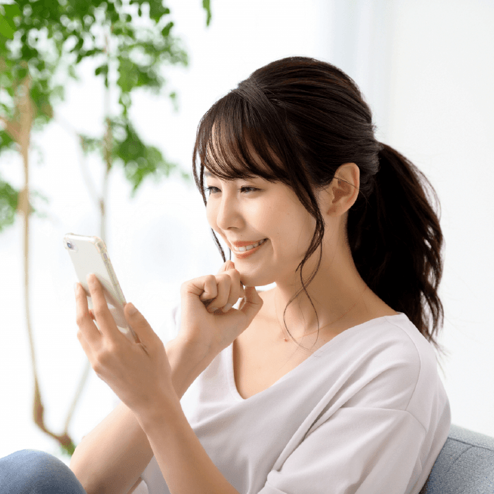 スマホを持つ女性